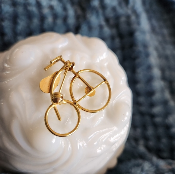 A gold tone antique bicycle pin - Picture 6 of 7